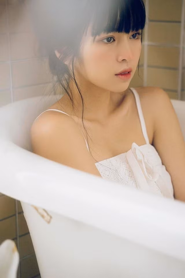 Thi thoảng trong những shoot hình khoe dáng, Khánh Vân để lộ thân hình vòng nào ra vòng nấy cũng quyến rũ không kém nhiều mỹ nhân khác.