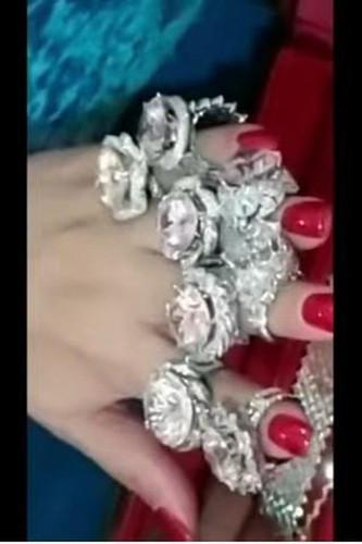 Bà Phương Hằng tiết lộ, con gái cưng Natalie của mình cũng có BST kim cương đồ sộ không kém.