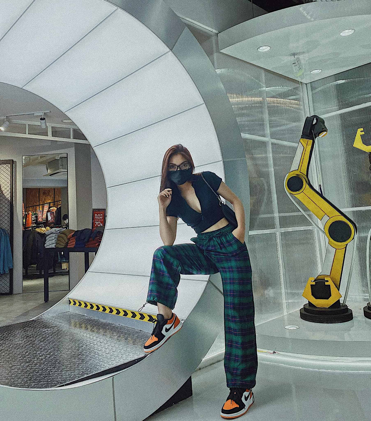 Từ một người "sống ẩn để người yêu tỏa sáng", Nhật Lê hiện tại vô tư công khai tất cả những diễn biến đời thường, từ hình ảnh dễ thương cá tính cho đến mộc mạc.