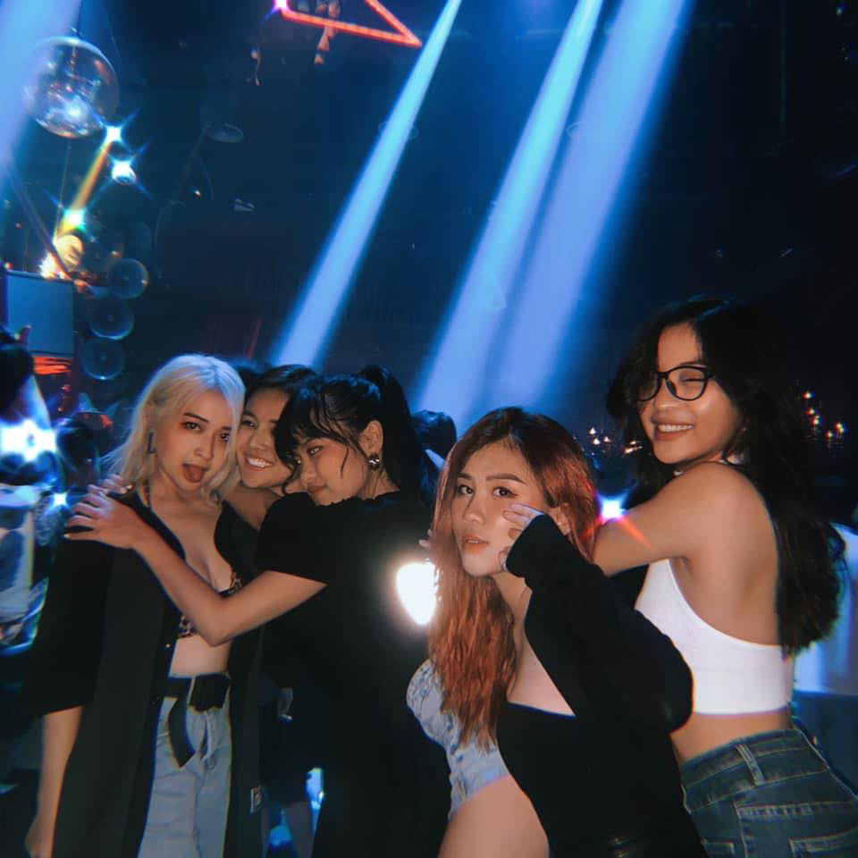 Sau khi chính thức chia tay bạn gái cũ Quang Hải lột xác hình ảnh. Cô không còn duy trì hình tượng "an toàn" như khi có bạn trai là "cầu thủ quốc dân".