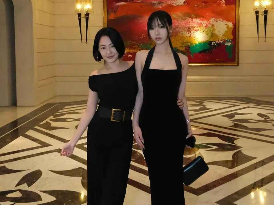 Trong khoảnh khắc dự lễ tốt nghiệp, thay vì diện chiếc áo cử nhân thì nữ sinh Đài Loan này khoe dáng trong bộ váy đen gợi cảm, thần thái cuốn hút khiến nhiều người ngỡ ngàng, nhận xét rằng giống ảnh hậu trường chụp tạp chí hơn là một nữ sinh 18 tuổi vừa tốt nghiệp, theo Koreaboo.