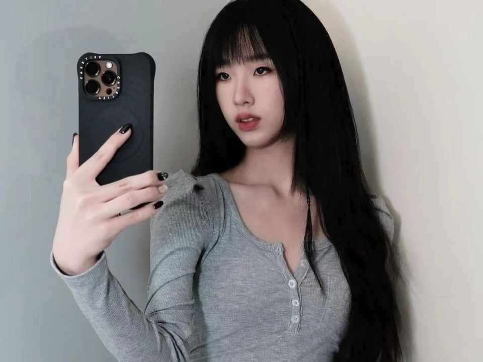 Nữ MC Dee Hsu mẹ của Elly cho biết cũng dành lời tán thưởng cho cô con gái cả: "Ai đã sinh ra cô gái tuyệt vời này vậy. Đáng sợ quá".