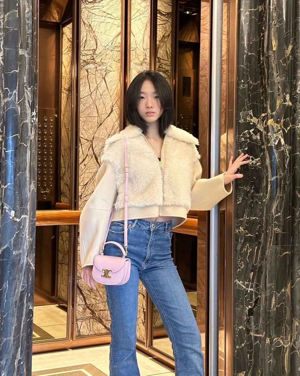 Người hâm mộ cũng nhận xét dù còn ít tuổi, Elly thể hiện khá tốt trong các bộ ảnh quảng cáo cho thương hiệu sang trọng, thanh lịch.