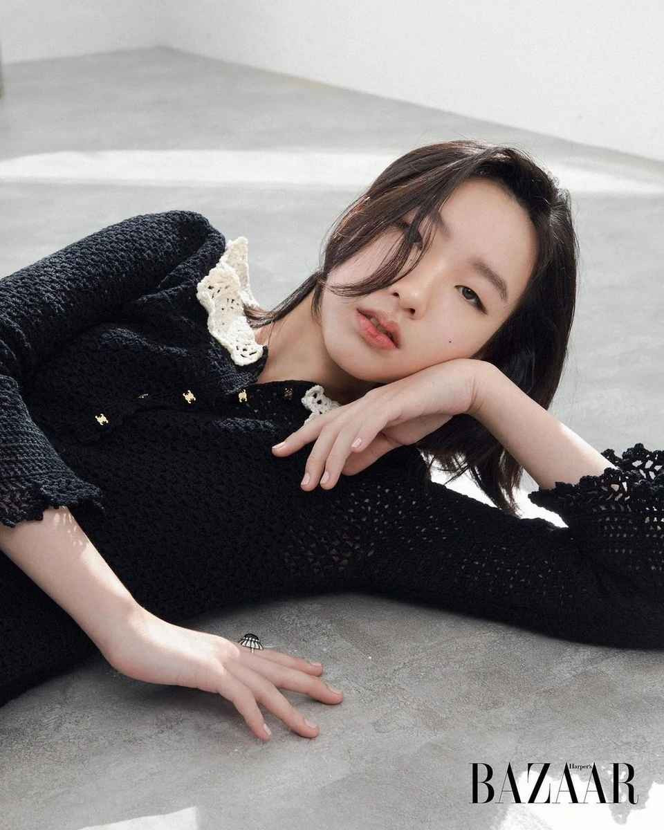 Cô gái 18 tuổi cũng được mời góp mặt trong các MV ca nhạc và nhận nhiều lời khen ngợi diễn xuất.