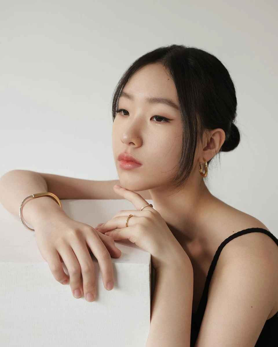 Elly là gương mặt quen thuộc của những sự kiện thời trang đình đám thuộc các thương hiệu như Dior, Valentino hay xuất hiện trên tạp chí Marie Claire, Vogue, Harper’s Bazaar...