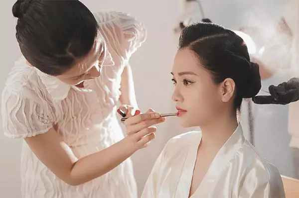 Miễn sao chồng em vẫn sạch sẽ, thơm lừng trời, luôn vì vợ, vì gia đình và em bán gì thì vẫn là làm ăn chân chính. Chị không phải khịa chồng em là 'da xước thế sao không về bảo vợ bôi kem cho'. Ai nói thì em không cho là khịa nhưng chị thì có đấy, đùa cũng bớt vô duyên lại. Nói câu nào thì phải suy nghĩ trước cho nó tinh tế lên chị. Lớn rồi. Và ở chỗ làm việc thì lại càng phải lịch sự chị nhé. Nhịn riết rồi nghĩ ai cũng nể mình". Huyền My viết thêm.