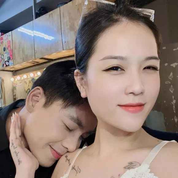 Không khoe bàn thân hay anh xã, Huyền My đáp trả lời của một "bà chị" khi người này chê bai ngoại hình của diễn viên Anh Tú.