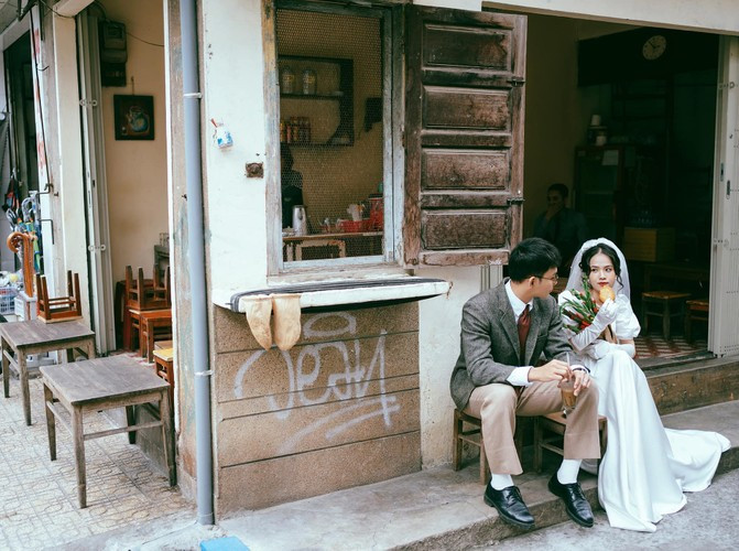 Và đến ngày 25/9, cả 2 cũng có lễ cưới ấm cúng tại nhà thờ. Hôn lễ ấy gói gọn trước sự chứng kiến của gia đình và bạn bè thân thiết.