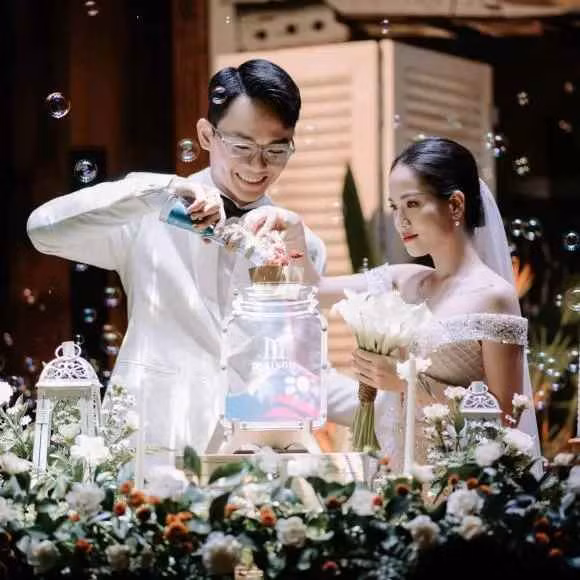 Bạn gái cũ Quang Hải viết: "Thưa chị! Cơ địa chồng em là bị ngứa từ trong nên gãi từ bé nên mới gọi là Tú 'gãi'. Thành ra da chồng em bị xước do chồng em gãi nhiều chắc chị cũng biết chứ không có... thần thánh nào mà trị được cái da bề ngoài của chồng em cả...