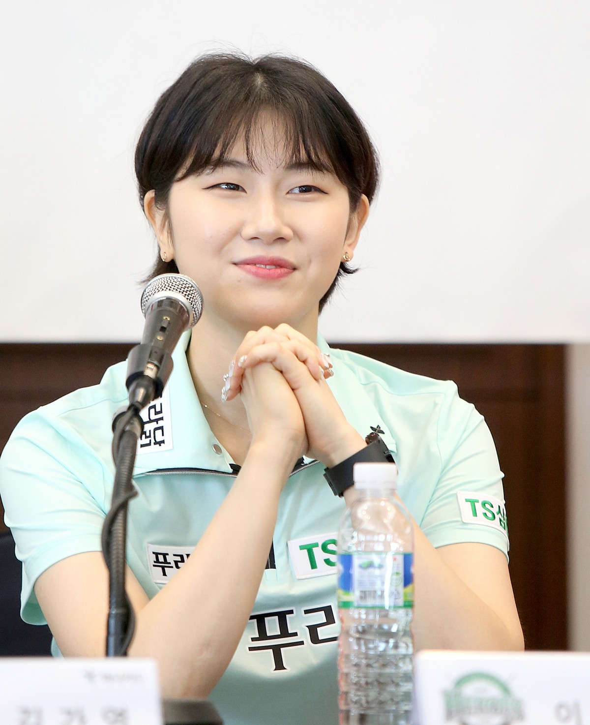 Bên cạnh sắc đẹp thiên thần của mình, Lee Mi Rae còn thu hút người đam mê billiards bằng những đường cơ chính xác và đẹp mắt.