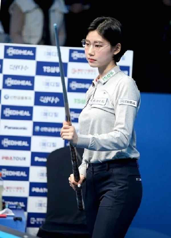 Lee Mi Rae là cơ thủ sinh năm 1996 của Hàn Quốc. Cô thi đấu ở nội dung Caroom 3 băng và từng giành nhiều thành tích ấn tượng như đứng hạng hai ở giải World Cup dành cho nữ năm 2016 và 2017, đứng hạng ba ở giải trẻ thế giới năm 2014.