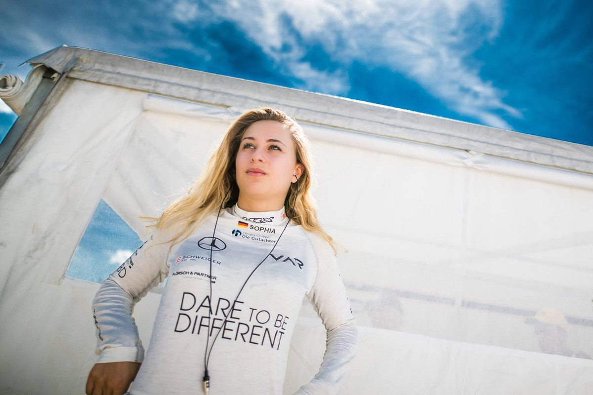 Năm 2018, Sophia gặp chấn thương nghiêm trọng khi thi đấu giải Macau Grand Prix và gần như phải chấm dứt sự nghiệp. Sau thời gian dài chữa trị, cô may mắn vượt qua và trở lại đường đua.