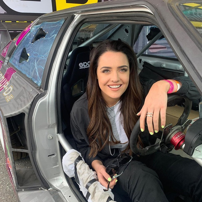 Trong các video của mình, Becky luôn giải thích ưu và nhược điểm của từng loại siêu xe khác nhau.