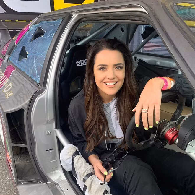 Trong các video của mình, Becky luôn giải thích ưu và nhược điểm của từng loại siêu xe khác nhau.