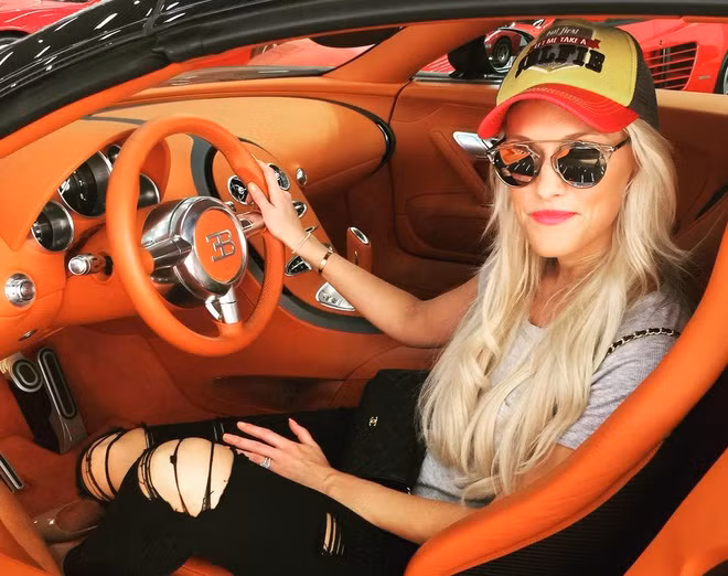 Alex Hirschi (33 tuổi, đến từ Australia) nổi tiếng MXH với những clip review xe sang với biệt danh Supercar Blondie.