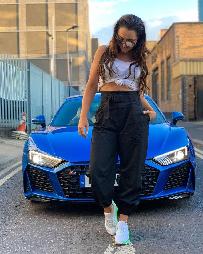 Nhưng nhờ sự kiên trì, Becky dần được công nhận. Ngoài review xe hơi, cô nàng còn tự tay chế tạo và cải tiến những chiếc xe của mình, trong đó có chiếc BMW E21.