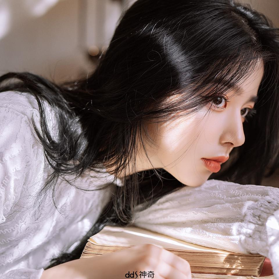 Theo tiết lộ, Hằng Phan sắp ra mắt thương hiệu trang sức Celeste – đứa con tinh thần của cô cùng với những người bạn.