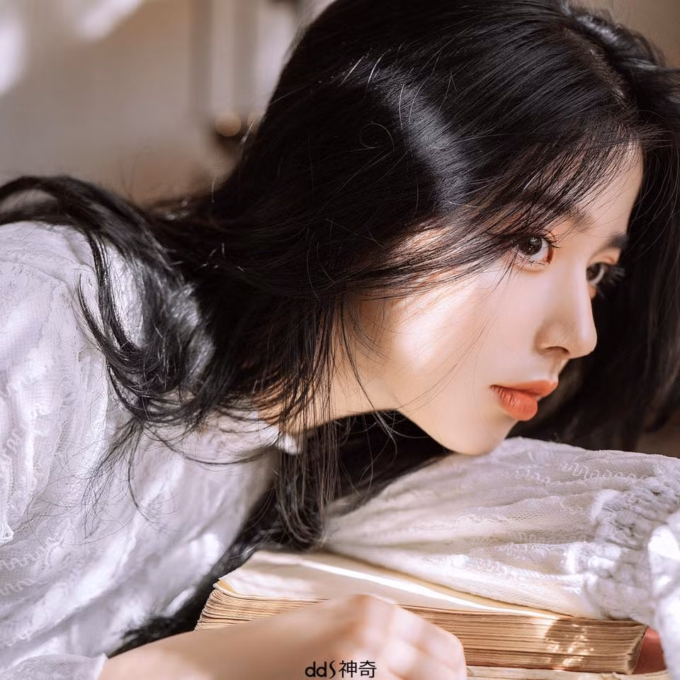 Theo tiết lộ, Hằng Phan sắp ra mắt thương hiệu trang sức Celeste – đứa con tinh thần của cô cùng với những người bạn.