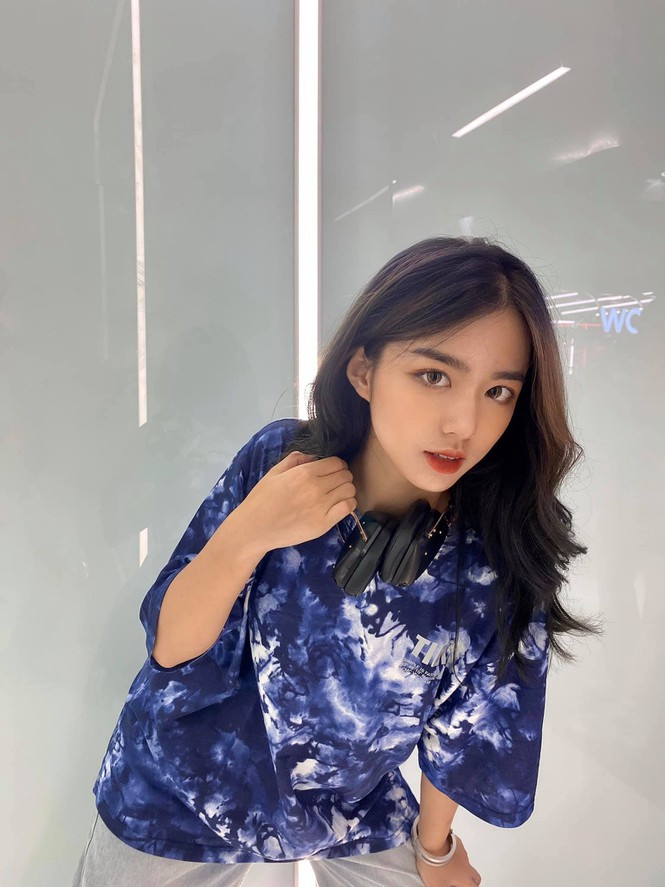 Mặc dù chỉ là cô sinh viên năm nhất, thế nhưng Hằng Phan tự lo được cho cuộc sống của mình nhờ những hợp đồng quảng cáo, làm mẫu ảnh tự do.