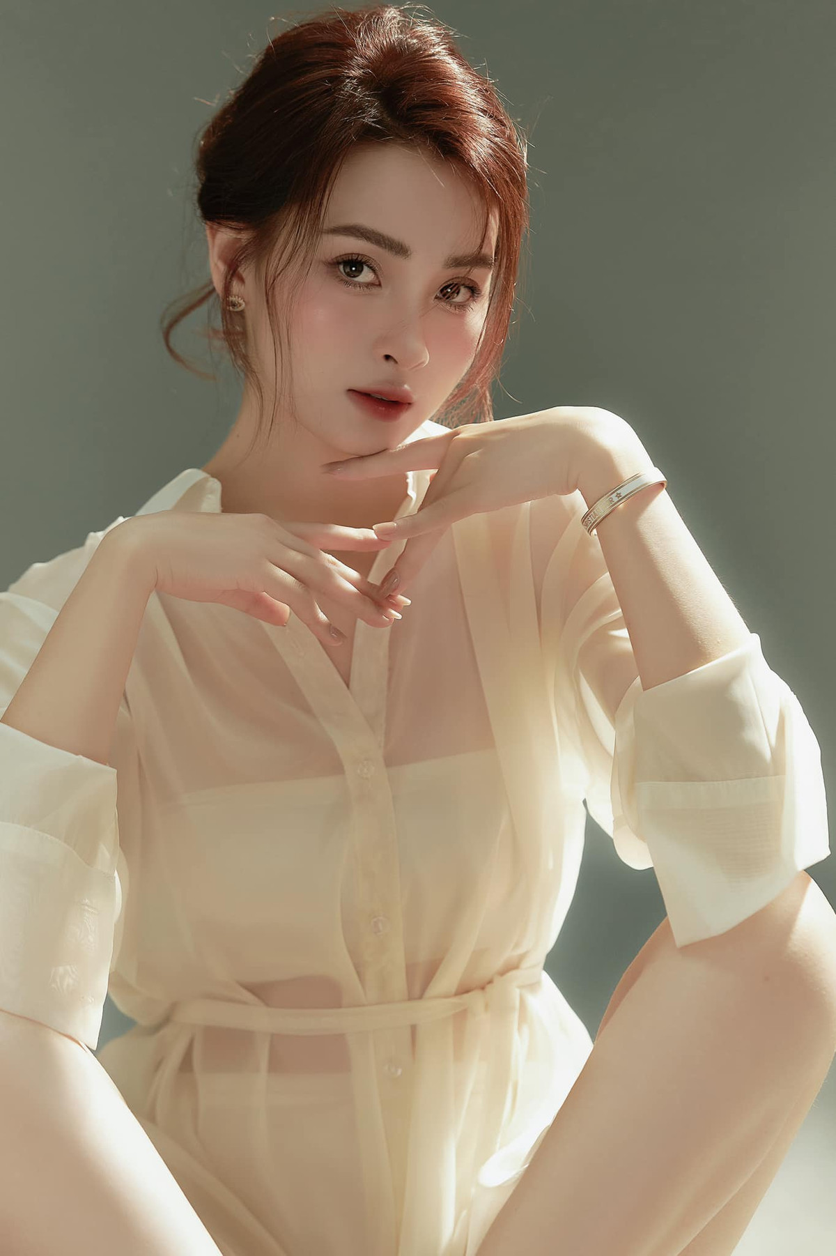 Ngoài đời, nữ MC sở hữu gu thời trang đa sắc cùng gương mặt cá tính.