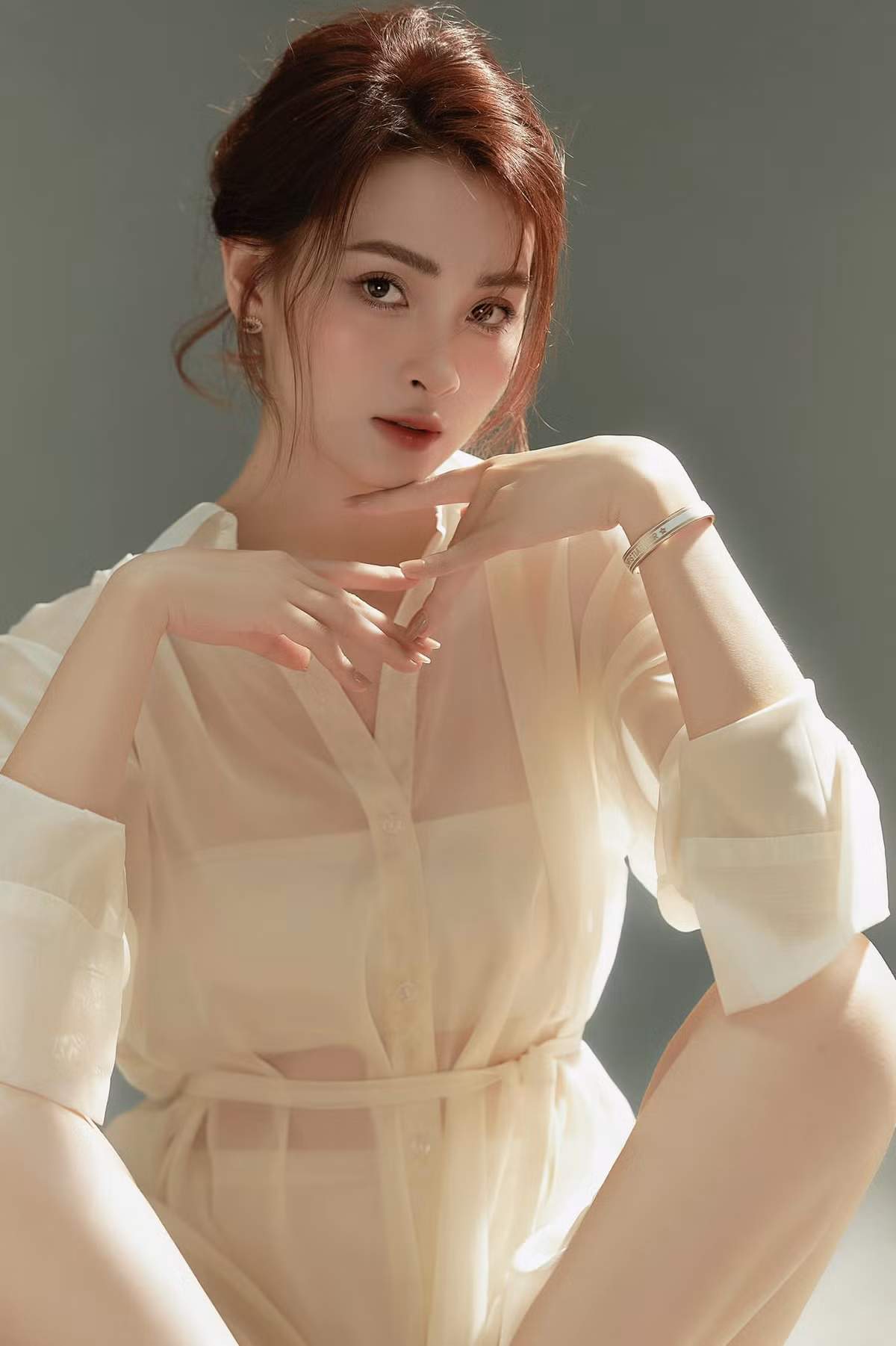 Ngoài đời, nữ MC sở hữu gu thời trang đa sắc cùng gương mặt cá tính.