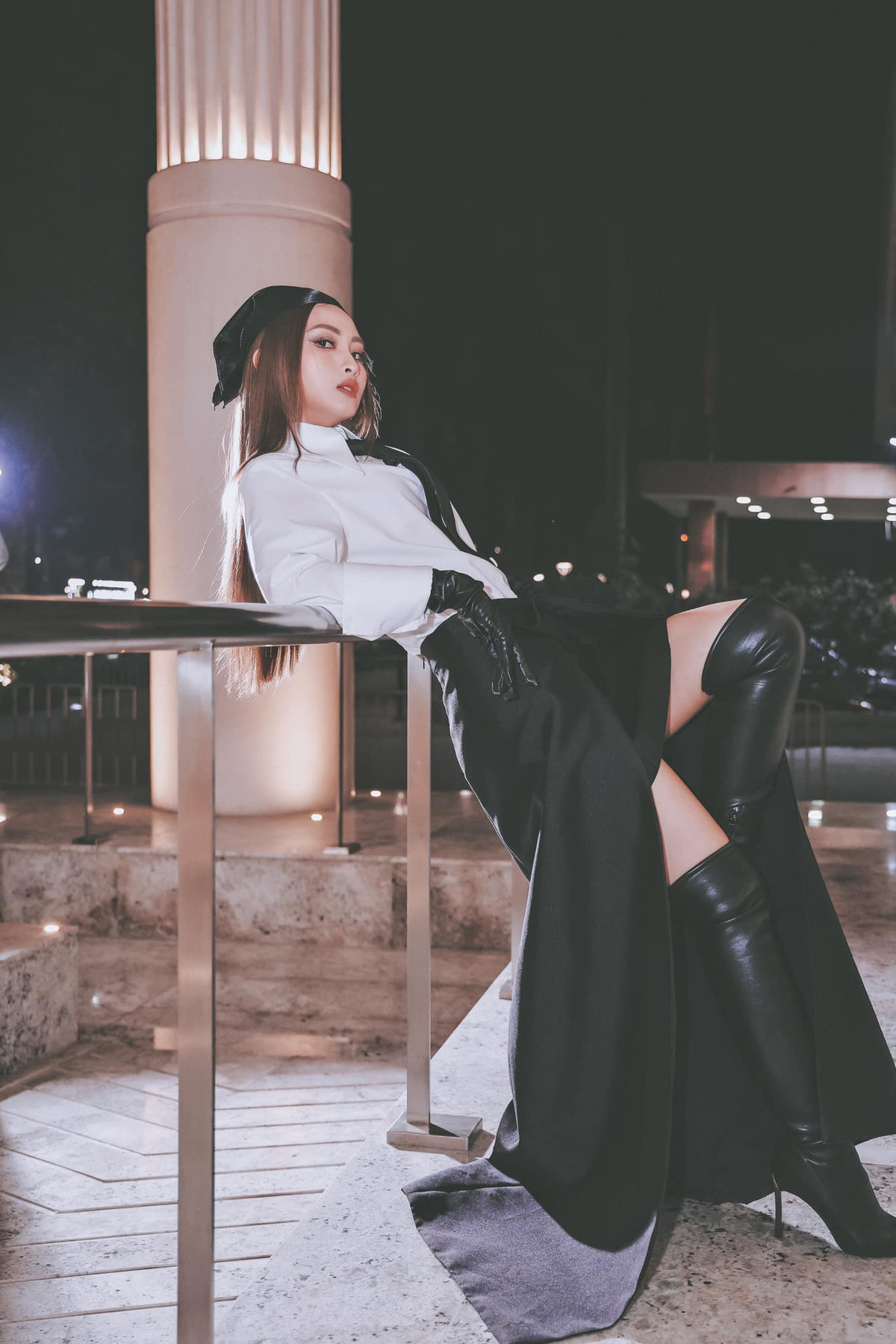 Sở hữu gương mặt đẹp cùng đường cong nóng bỏng nên hầu như MC 9X chưa bao giờ bị làm khó bởi bất kỳ phong cách nào, song cô thường chọn cho bản thân những bộ cánh đơn giản và tôn được hết nét đẹp cơ thể.