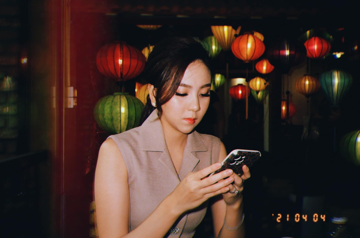 Mới đây, trên trang cá nhân của mình, MC Mai Ngọc đã khoe những bức ảnh chụp theo phong cách máy film. Xuất hiện trong ảnh, nữ BTV của VTV hiện lên vô cùng xinh đẹp và thần thái khó ai sánh bằng.