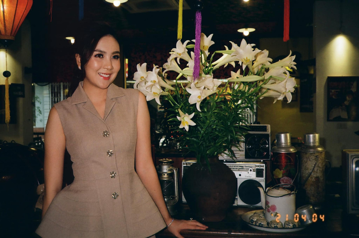 Đi kèm những bức ảnh được chụp bằng máy film, nữ MC xinh đẹp nhất VTV còn viết dòng caption và không quên tag cô bạn thân của mình: "Ngọc qua máy của Phương".