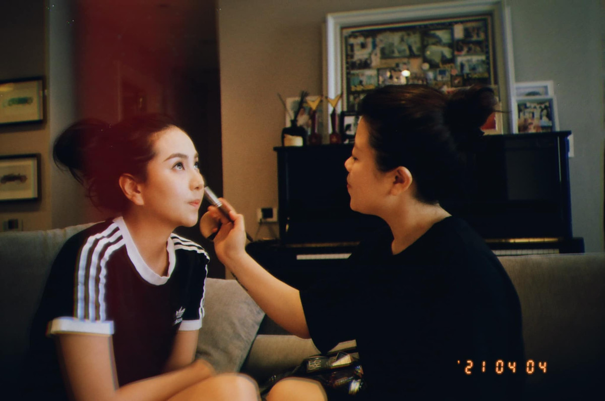 Hóa ra, không phải là Mai Ngọc chuyển form sang chơi máy film mà cô nàng làm mẫu ảnh để người bạn của mình tag nghiêp.