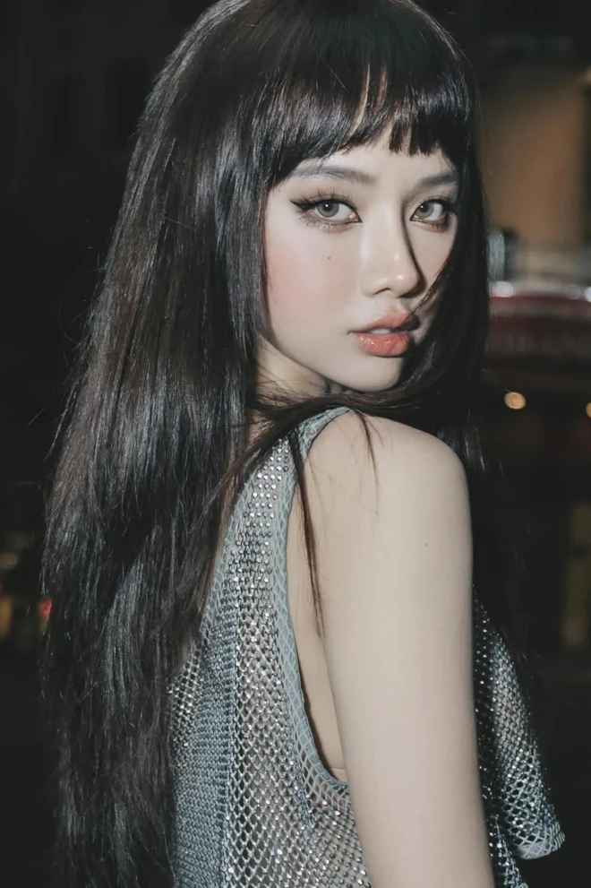 Phía dưới những hình ảnh của hot girl Đồng Tháp, dân mạng đã để lại nhiều bình luận khen ngợi, nhận xét cô nàng dạo này xinh như búp bê: “Mũi xuất sắc em ơi”, “Xuất sắc bé ơi, ngày càng xinh nè”, “Như búp bê vậy”, “Quá dễ thương”,...