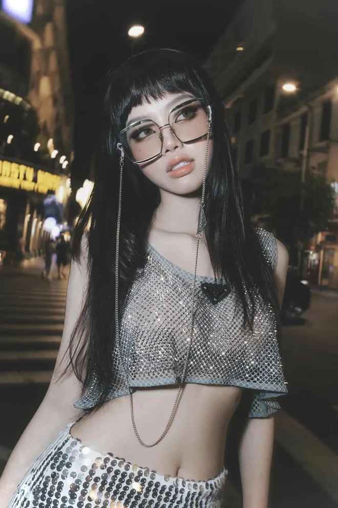 Không phụ sự mong đợi này, Hồng Ngọc thoải mái chia sẻ những hình ảnh mới nhất của mình, đặc biệt là cận cảnh chiếc mũi xịn xò.