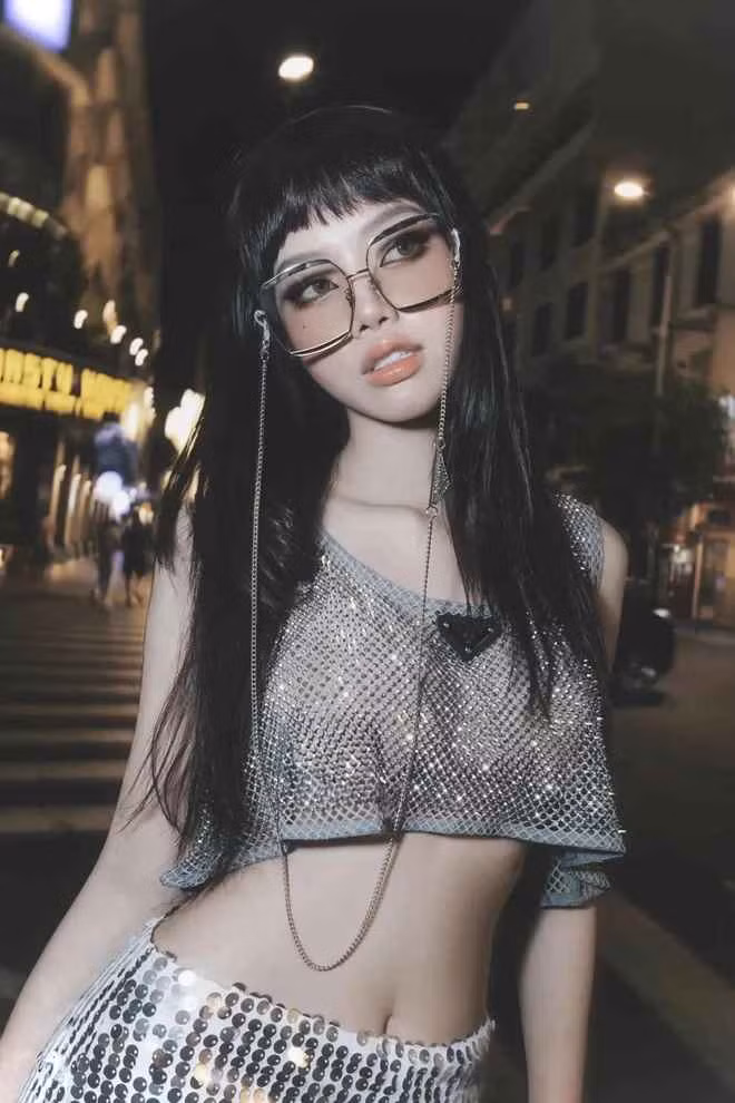 Không phụ sự mong đợi này, Hồng Ngọc thoải mái chia sẻ những hình ảnh mới nhất của mình, đặc biệt là cận cảnh chiếc mũi xịn xò.