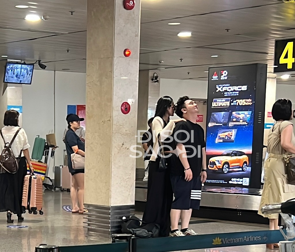 Chiều 29/8, thông tin Xemesis được cho là đã có bạn gái mới sau cuộc hôn nhân với Xoài Non nổ ra. Mọi thứ bắt nguồn từ đoạn clip thiếu gia và một cô gái lạ mặt có hành động thân thiết ở sân bay được ghi lại. Ảnh: Đi Soi Sao Đi.