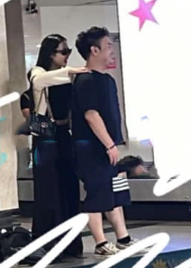 Hiện tại, thông tin và hình ảnh trên đang tiếp tục khiến dân tình bàn tán xôn xao. Danh tính của cô gái trong đoạn clip cũng ráo riết được netizen "truy tìm".