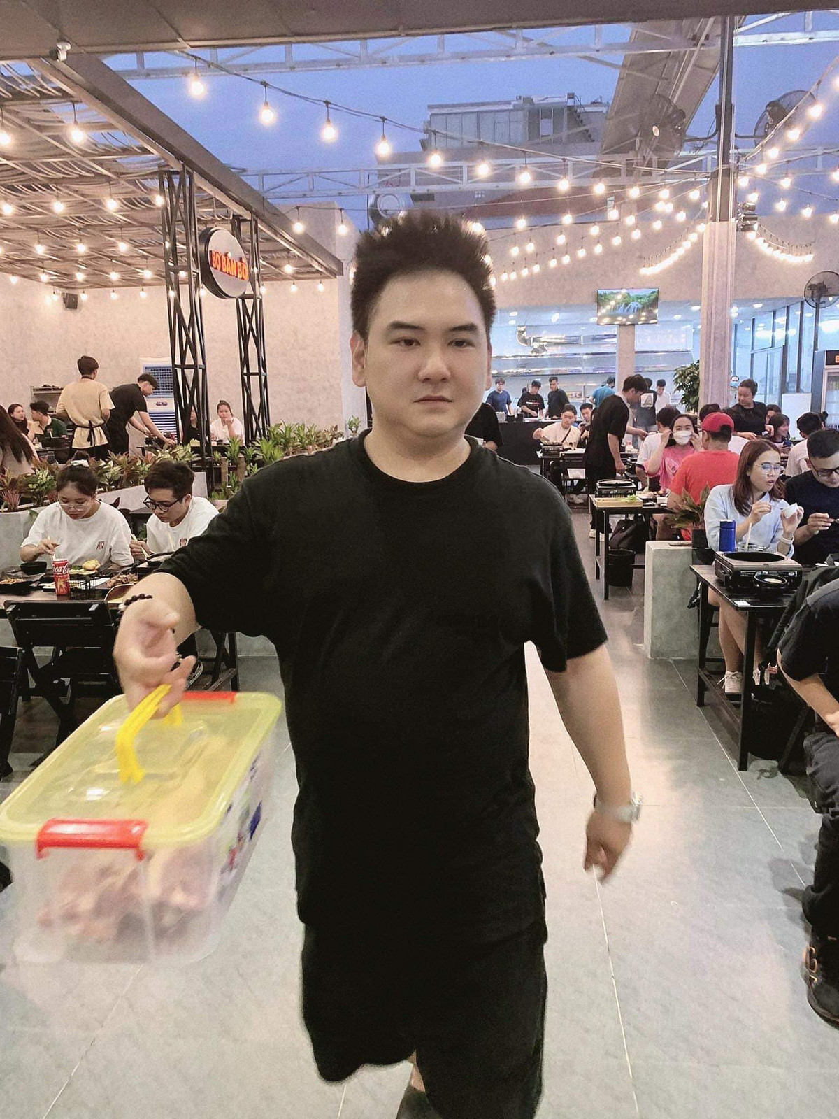 Năm 2020, Xemesis kết hôn với Xoài Non (tên thật là Phạm Thùy Trang, sinh năm 2002), khi đó cô vừa tròn 18 tuổi. Đám cưới của họ từng gây chú ý vì độ xa hoa khi tổ chức ở nhà hàng sang chảnh, rước dâu bằng siêu xe và hot girl diện chiếc váy cưới trị giá 28 tỷ đồng.