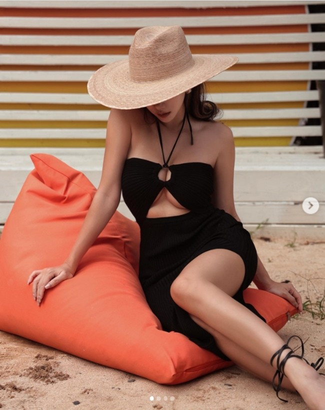 Không thuộc tuýp “mình hạc xương mai” không có nghĩa Yanbaby lơ là với việc tập thể dụng. Người đẹp tới phòng gym đều đặn gần như hàng ngày để cải thiện dáng vóc.