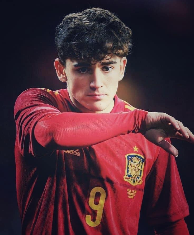 Với lợi thế chiều cao 1m73 cùng lối chơi kỹ thuật và những đường chuyền sáng tạo, hơn 1 năm vừa qua, Gavi đã được HLV cho góp mặt trong 60 trận cho Barcelona và 12 trận cho đội tuyển Tây Ban Nha.