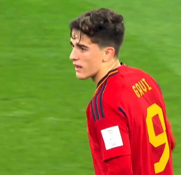 Gương mặt góc cạnh, cùng mái tóc xoăn bồng bềnh đã khiến hot boy sân cỏ nhanh chóng lọt vào “mắt xanh” của hội chị em.