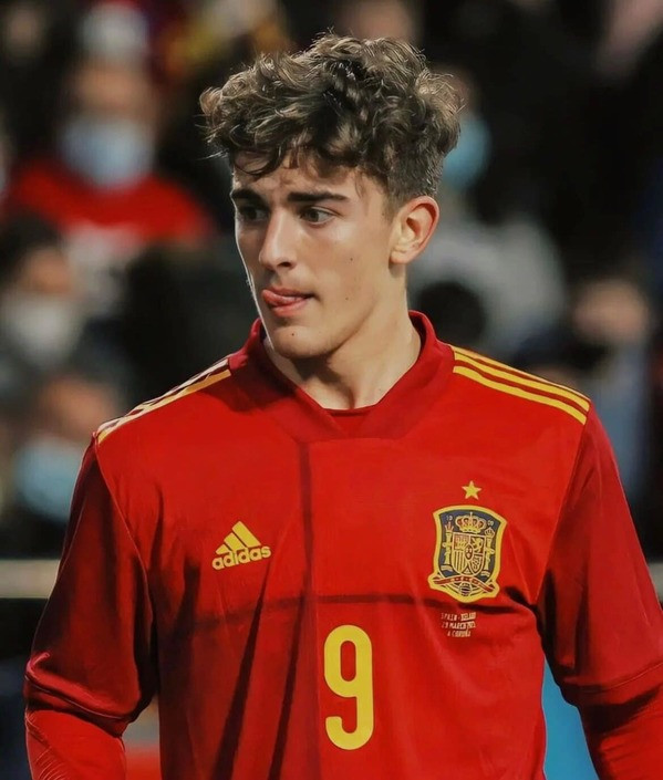 Được biết, cầu thủ đẹp trai khoác áo số 9 của đội tuyển Tây Ban Nha là Pablo Gavi, sinh năm 2004. Anh chàng là một trong những cầu thủ trẻ nhất góp mặt tại World Cup 2022.