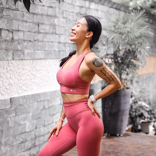 Vì mình thấy mặc hở lộ ra được điểm mạnh của mình nhiều hơn. Nó chỉ đơn giản như vậy thôi mọi người à, có gì đâu mà phản cảm... Đôi khi mình thấy phản cảm thuộc mắt nhìn của người xem hơn là ở người mặc đó. Người mặc thì rõ vô tư và hạnh phúc luôn đây này" - Hana Giang Anh cho biết thêm.