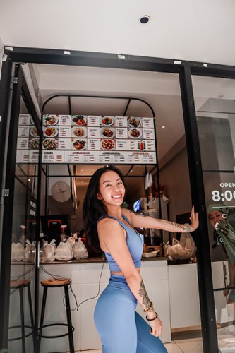 Không chỉ mặc đồ bơi nhỏ, Hana Giang Anh còn thường xuyên không mặc nội y. Sau khi nâng ngực, cô chọn cách mặc phóng khoáng, nói không với áo lót. Thời trang của cô khiến nhiều người nhận xét không "quen mắt" vì không phù hợp với văn hoá Việt Nam.