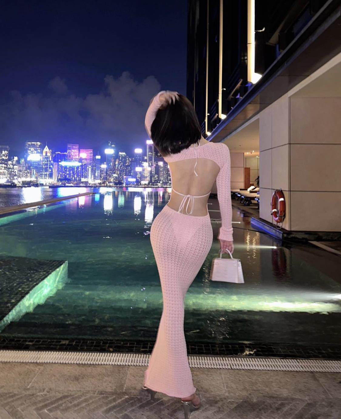 Cách phối đồ bơi với váy xuyên thấu thường xuyên được Crissie áp dụng, đặc biệt là với những set đồ mặc đi biển.