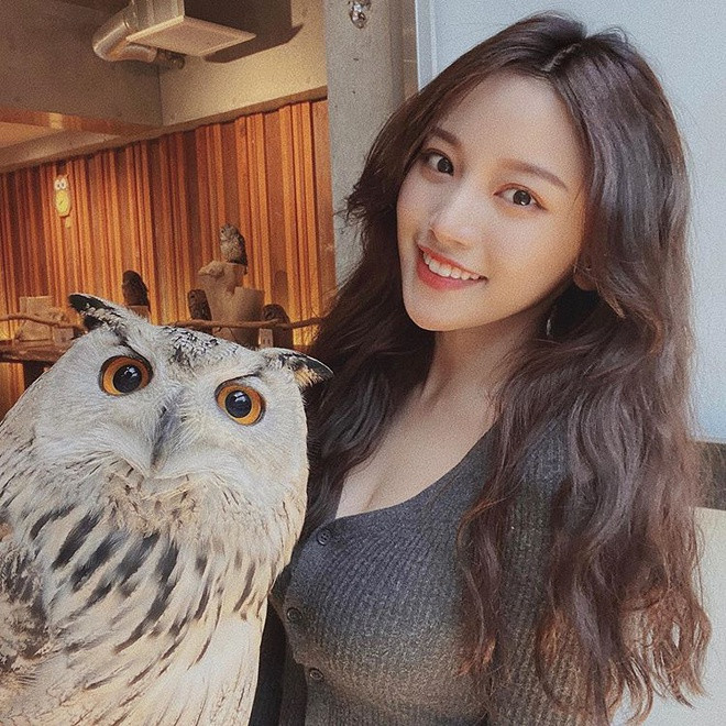 Hot girl 9X Đài Loan theo đuổi phong cách thời trang của Hàn Quốc. Không ít dân mạng từng nhầm cô là người Hàn bởi ngoại hình đến phong cách trang điểm, trang phục đều giống dàn sao đình đám xứ Kim Chi.