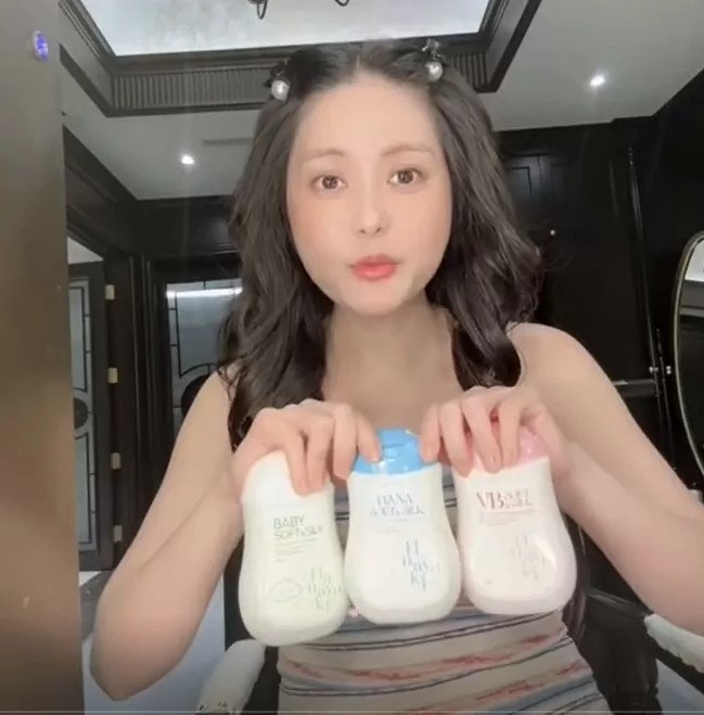 Đặc biệt, trong một video khác, bà Đoàn Di Băng tiếp tục gây tranh cãi khi nói rằng sản phẩm “dùng được cho cả trẻ sơ sinh”, giúp các bé đỡ hăm tã.