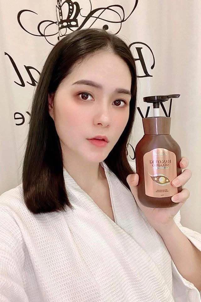 Đáng chú, trong nhiều đoạn clip Đoàn Di Băng khẳng định sản phẩm này “100% tự nhiên” với thành phần từ bồ kết, hà thủ ô, tinh dầu bưởi, và đặc biệt “an toàn tuyệt đối cho trẻ em, phụ nữ mang thai”. Sự thật phũ phàng sau vụ thu hồi đã đặt dấu chấm hỏi lớn cho tính trung thực của lời quảng cáo của "nữ đại gia quận 7".