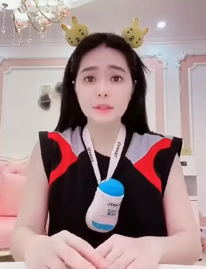 Cụ thể, báo Báo Công Thương cho biết, trong nhiều video lan truyền trênFacebook và TikTok, Đoàn Di Băng tuyên bố những sản phẩm dung dịch vệ sinh phụ nữcủa Hanayuki không chỉ làm sạch vùng kín mà còn có tác dụng làm hồng, chữa đau bụng kinh, kích thích sinh lý nữ và giúp vết rạch tầng sinh môn lành chỉ sau 2–3 ngày.