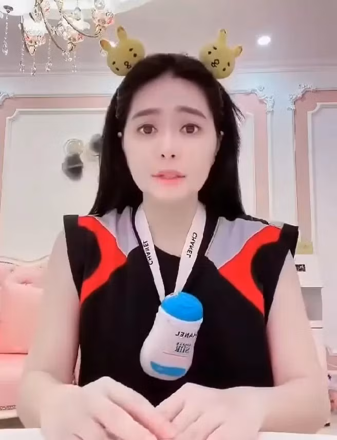 Cụ thể, báo Báo Công Thương cho biết, trong nhiều video lan truyền trênFacebook và TikTok, Đoàn Di Băng tuyên bố những sản phẩm dung dịch vệ sinh phụ nữcủa Hanayuki không chỉ làm sạch vùng kín mà còn có tác dụng làm hồng, chữa đau bụng kinh, kích thích sinh lý nữ và giúp vết rạch tầng sinh môn lành chỉ sau 2–3 ngày.