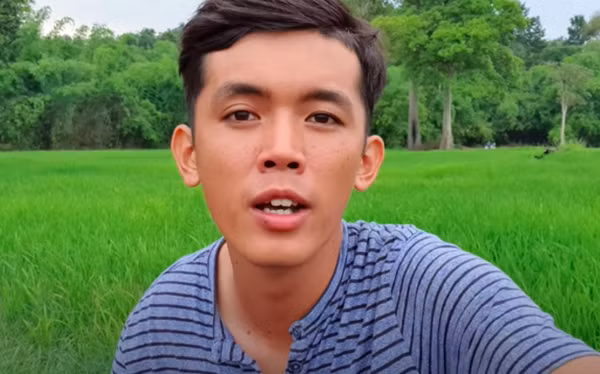 Sang Vlog tên thật là Trần Văn Sang, sinh năm 1995, anh được xem là một trong 2 YouTuber làm phụ hồ hot nhất Việt Nam. Luôn nhận được tình cảm của người xem cũng như phần lớn những bình luận tích cực trong mỗi clip, anh tạo thiện cảm bởi cách nói chuyện nhẹ nhàng, gần gũi và chân thật...