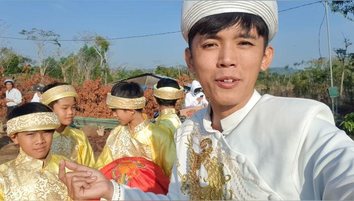 Khi người yêu mến chưa hết hoang mang, Sang Vlog bất ngờ "quay xe", tiết lộ chỉ đang trêu mẹ mà thôi. Anh chia sẻ vô cùng cảm động trước tình cảm mà mẹ dành cho mình.