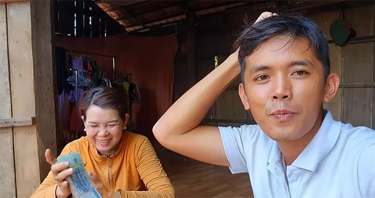 Anh là một YouTuber từng được nhiều người mến mộ vì biết vượt khó, clip quay không cầu kỳ - phản ánh chân thực cuộc sống ở vùng quê.